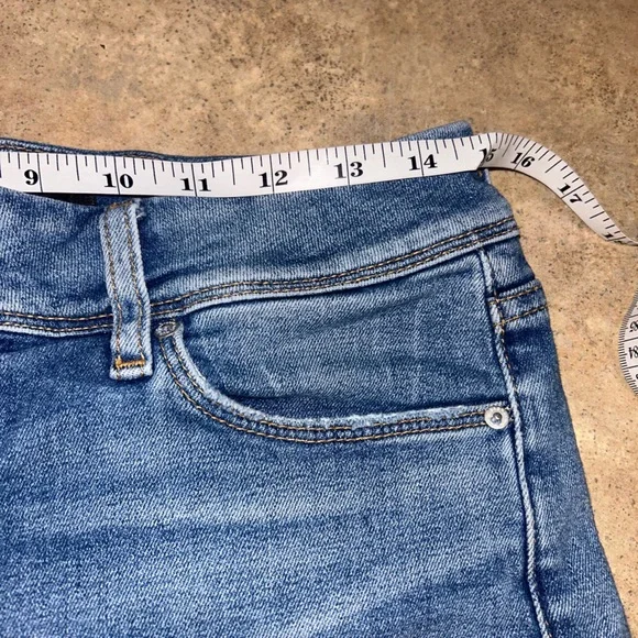 Hudson Jeans Blue Jean Shorts “Croxley” Mid-Rise Fitted